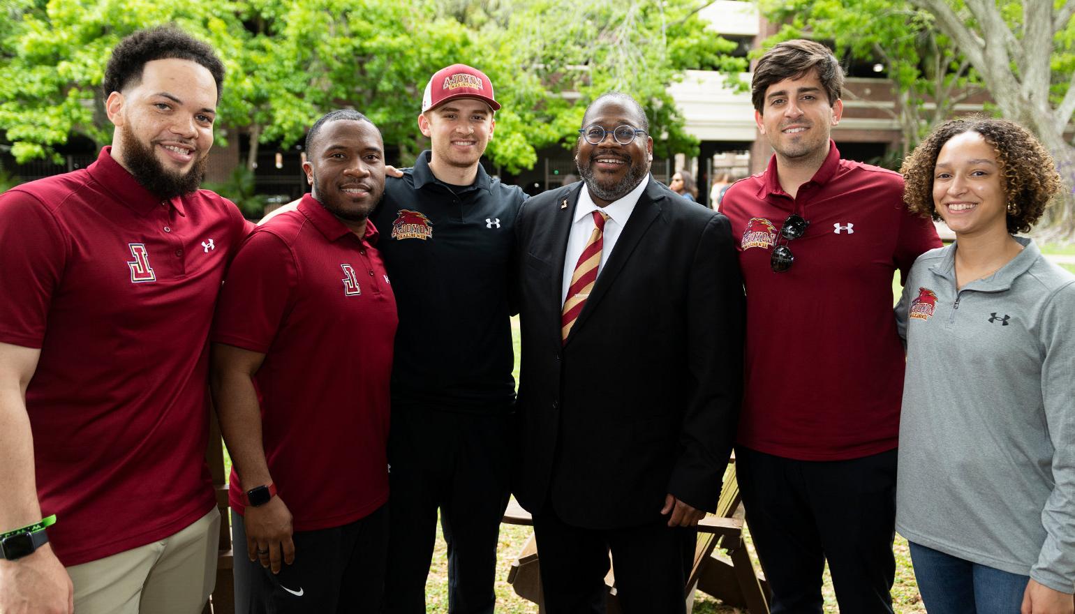 Xavier 科尔 mingles with staff 和 students on the Peace Quad.